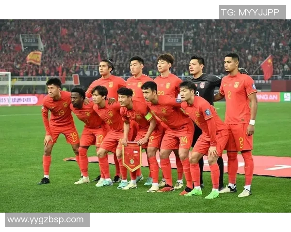 国足迎战韩国激情奏国歌展现中华力量与团结精神